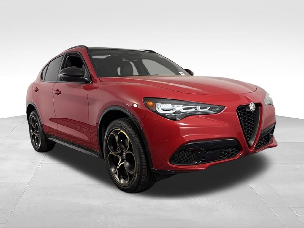 Used 2025 Alfa Romeo Stelvio Sprint AWD/4WD image 4