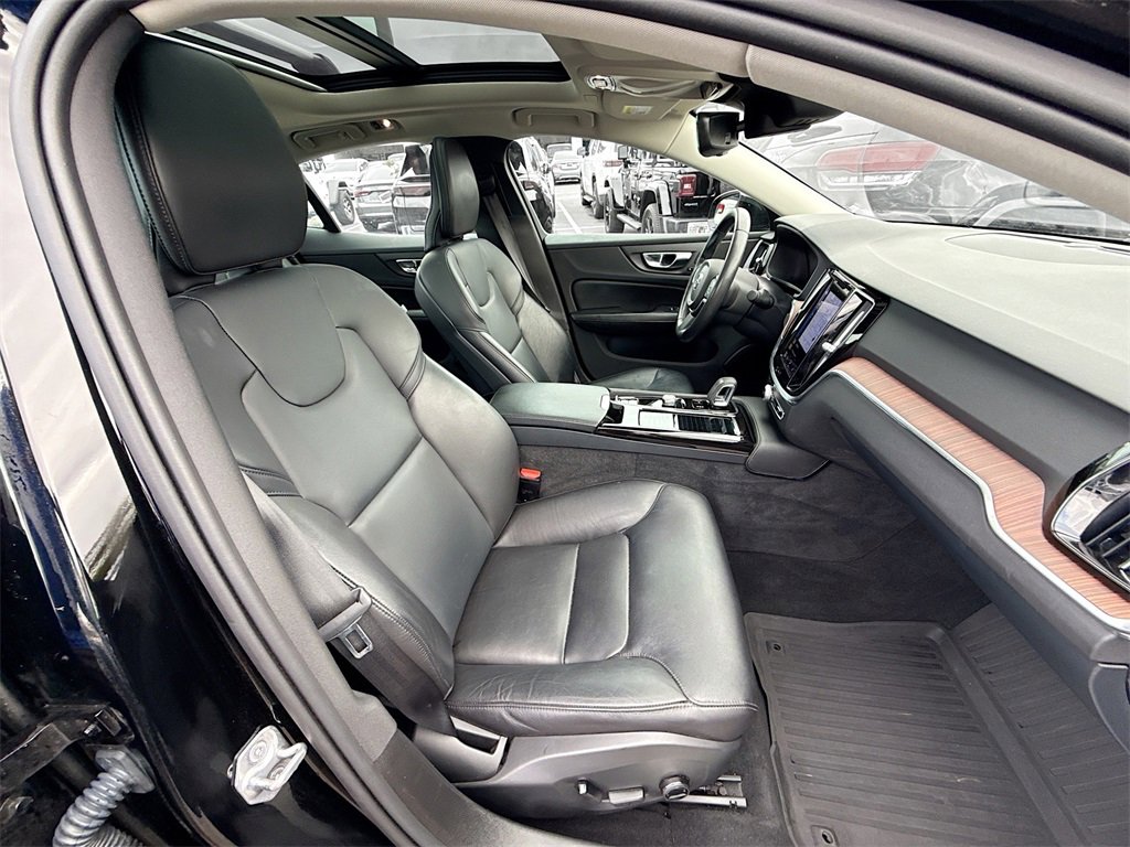 Used 2022 Volvo S60 T8 Inscription image 32
