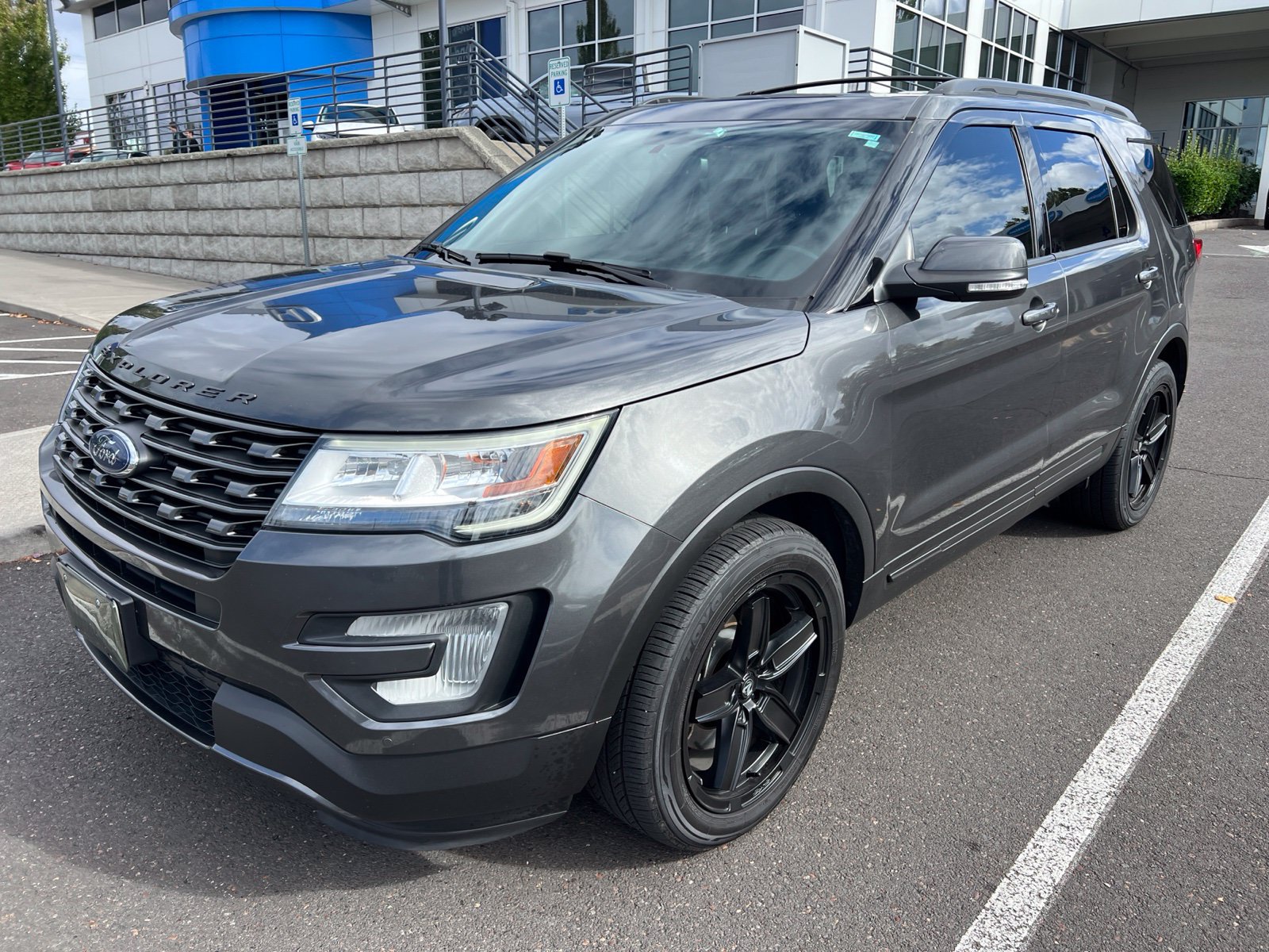 Used 2017 Ford Explorer XLT w/ Equipment Group 202A AWD/4WD image 1