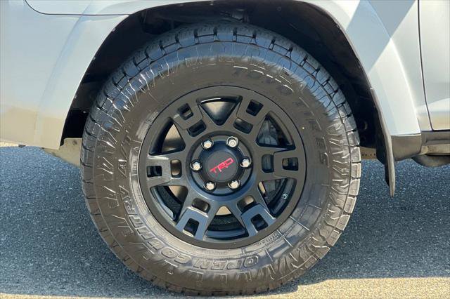 Certified 2021 Toyota 4Runner Venture w/ Moonroof Package AWD/4WD image 32