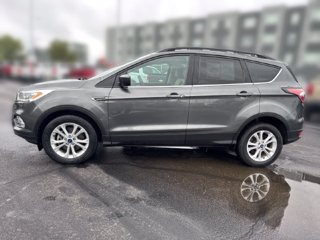 Used 2017 Ford Escape SE w/ Equipment Group 201A AWD/4WD image 2