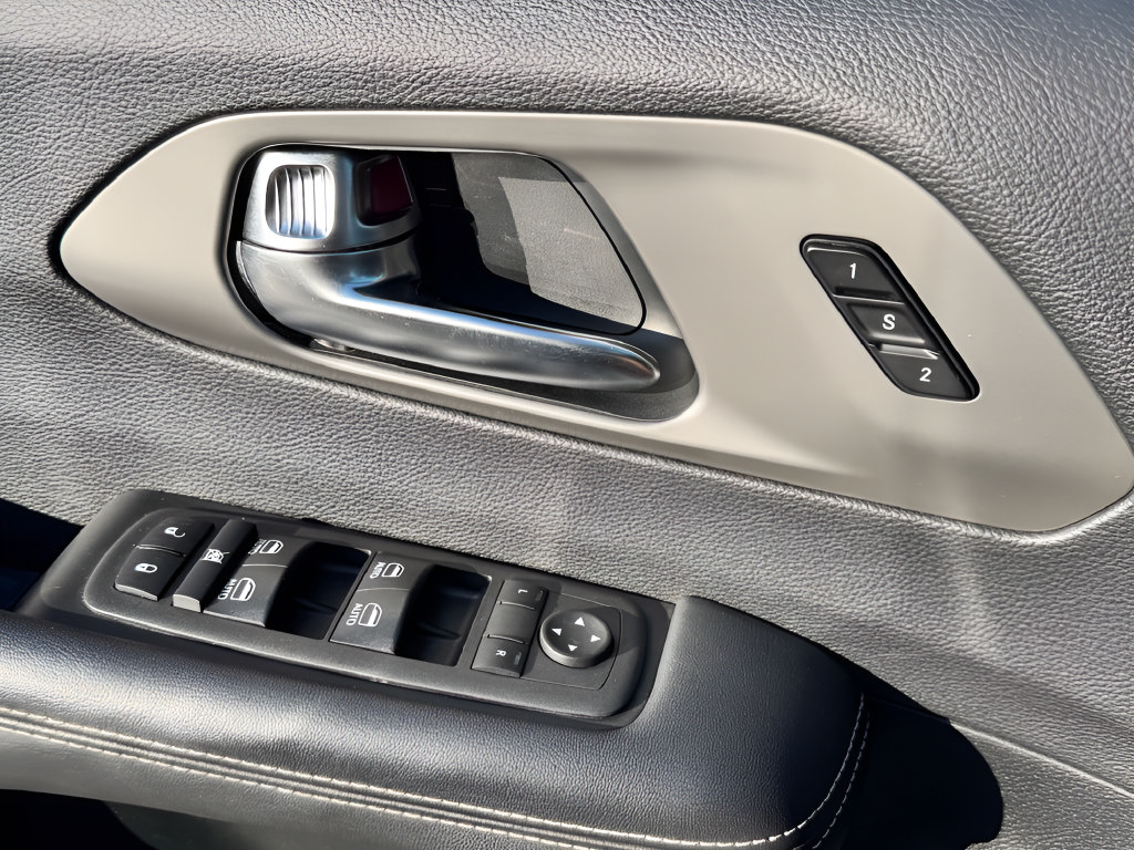 Used 2025 Chrysler Pacifica Select FWD image 25