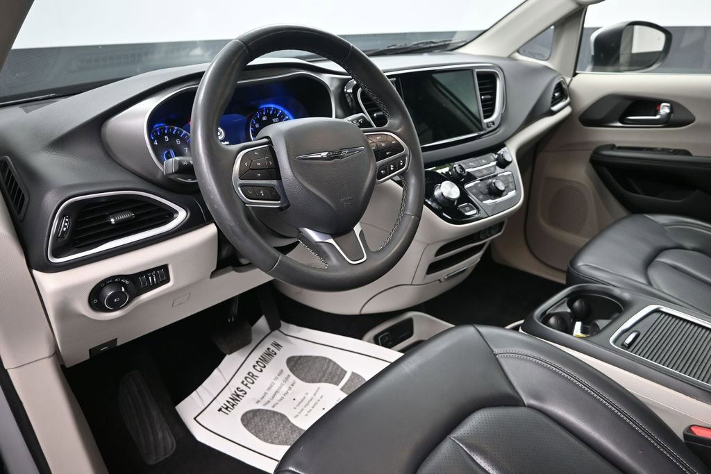 Used 2023 Chrysler Pacifica Touring-L FWD image 13