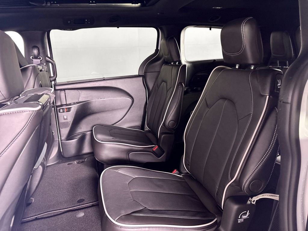 New 2026 Chrysler Pacifica Limited w/ Uconnect Theater Family Group image 20