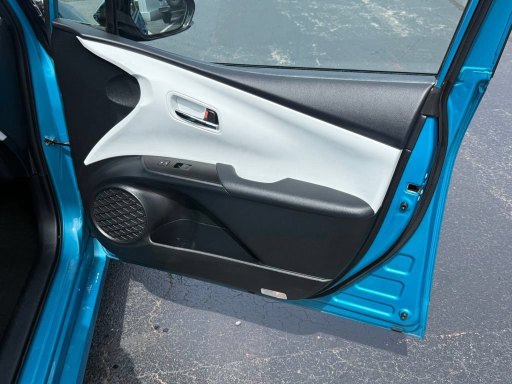 Used 2020 Toyota Prius Prime XLE FWD image 23
