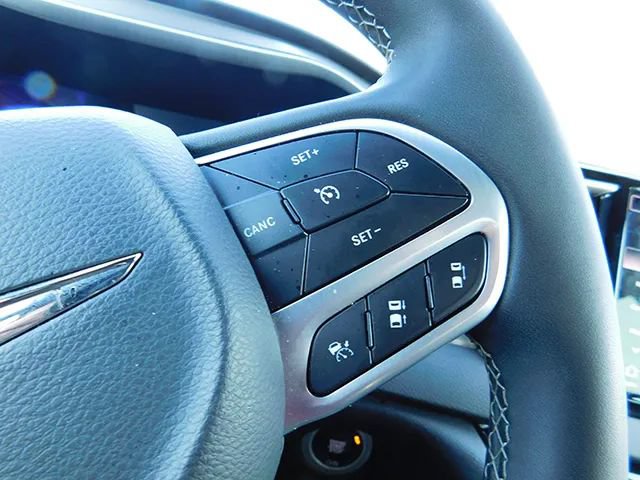 Used 2025 Chrysler Pacifica Select FWD image 18