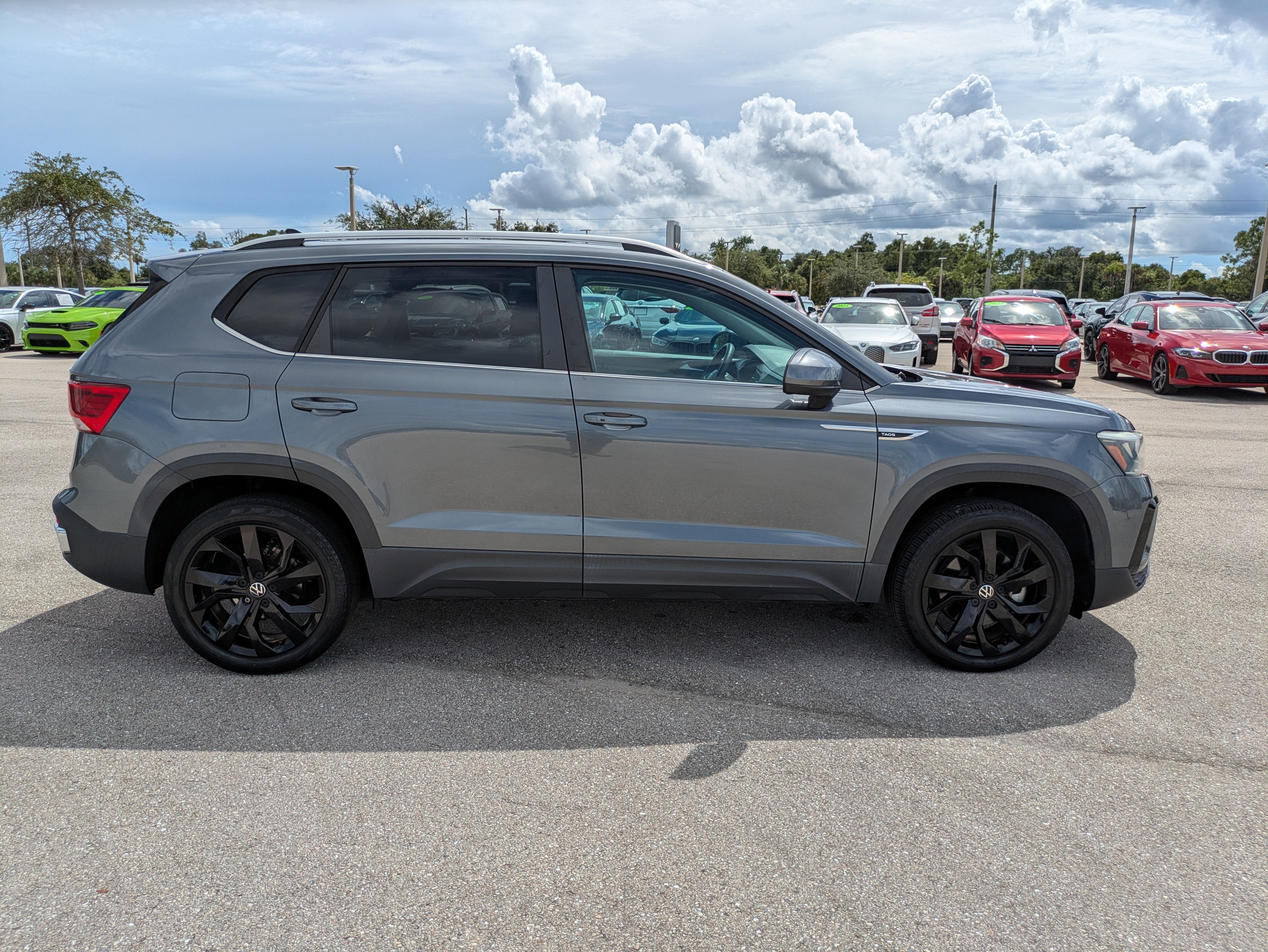 Used 2022 Volkswagen Taos SE w/ Panoramic Sunroof Package FWD image 3