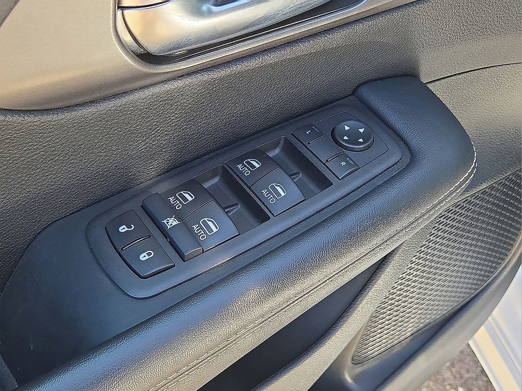 Used 2025 Chrysler Pacifica Select image 21