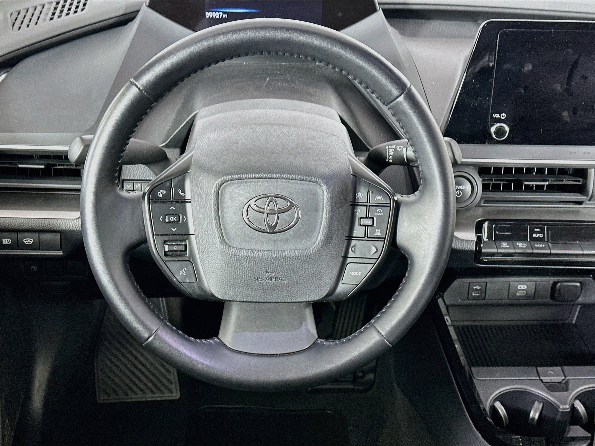 Used 2025 Toyota Prius LE FWD image 18