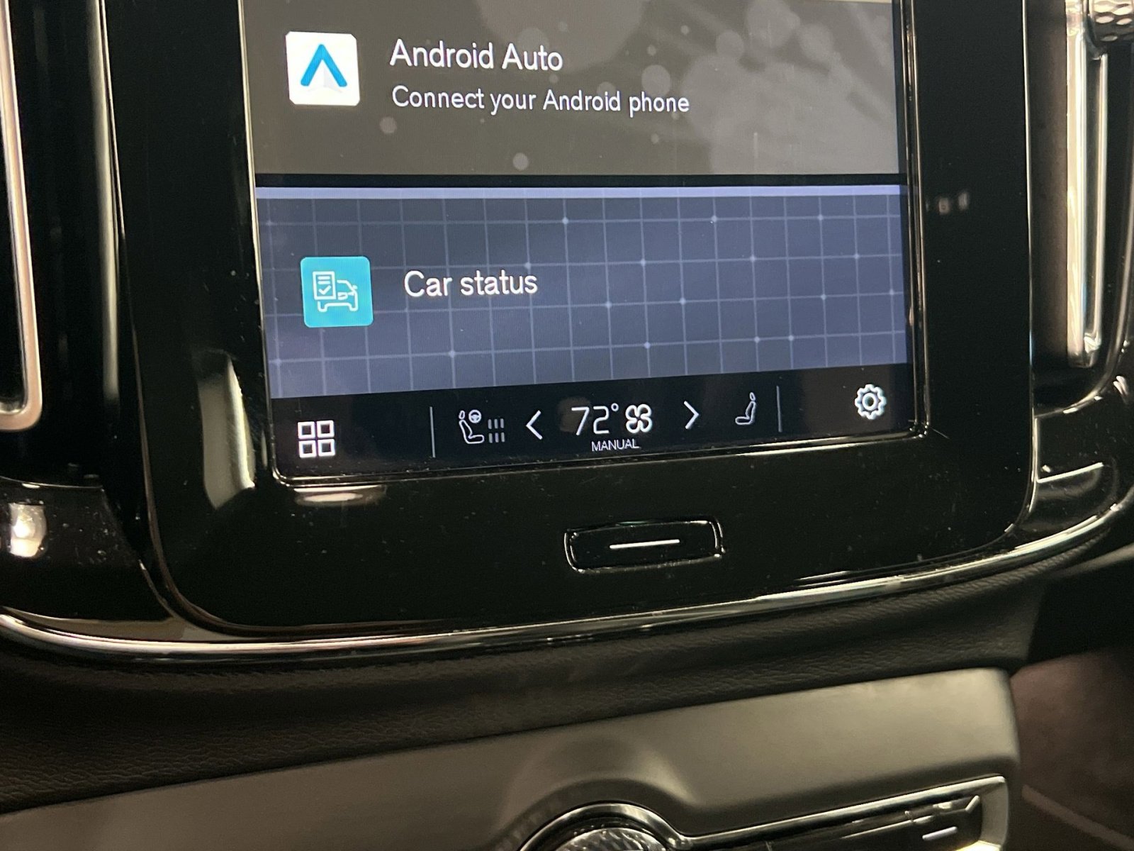 Used 2024 Volvo XC40 B5 Core w/ Climate Package image 17