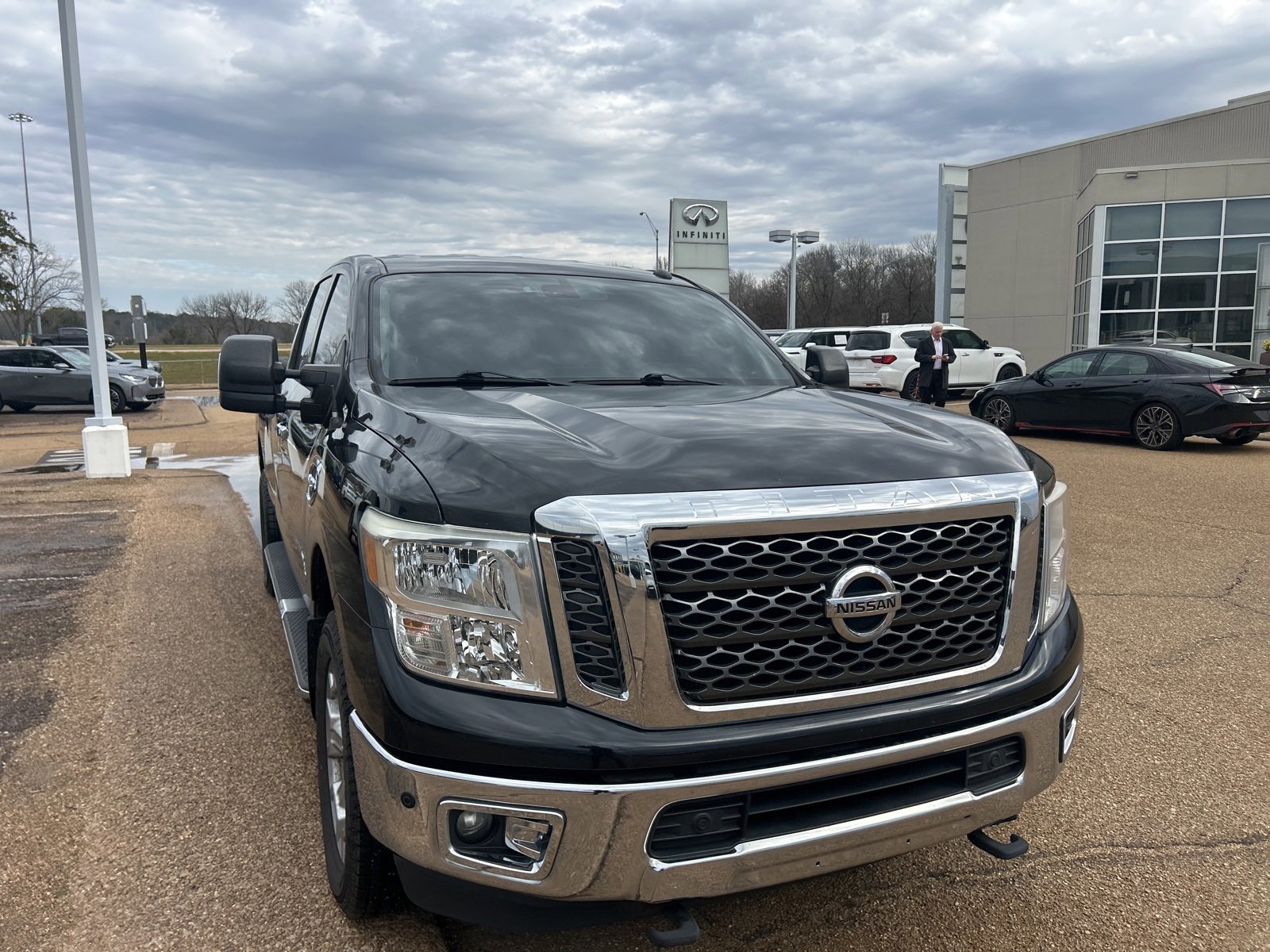 Used 2017 Nissan Titan SV image 2