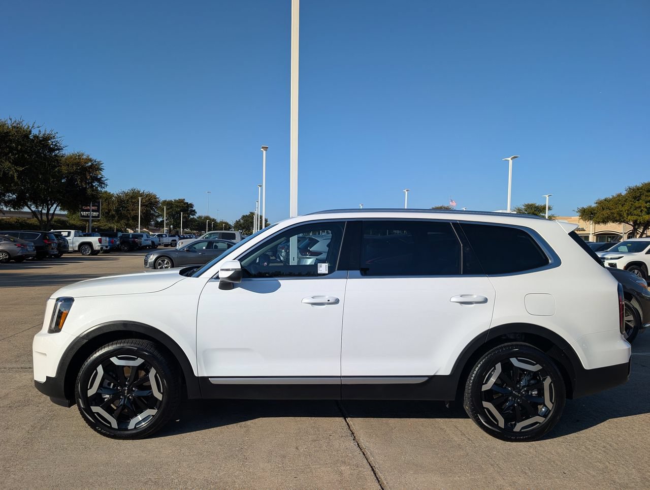 Used 2025 Kia Telluride EX w/ EX Captain's Chair Package FWD image 3