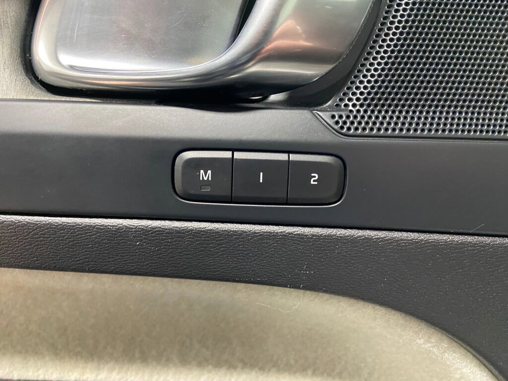 Used 2023 Volvo XC40 B5 Plus image 18