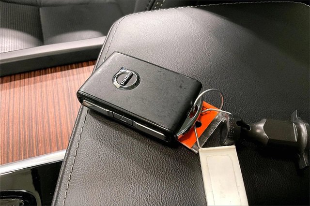 Certified 2023 Volvo XC60 B5 Ultimate w/ Climate Package image 12