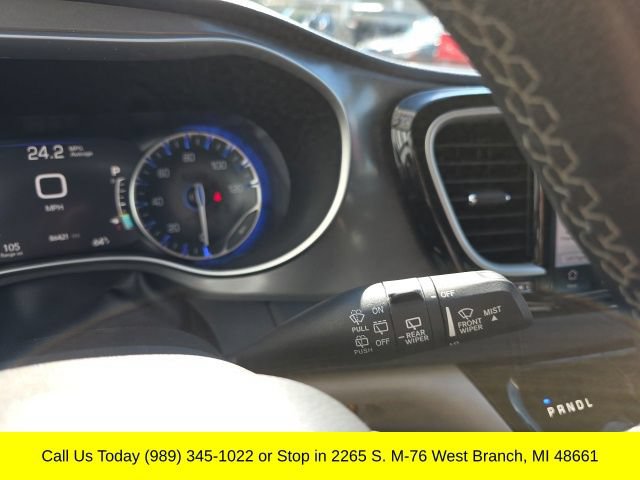 Used 2023 Chrysler Pacifica Touring-L FWD image 19