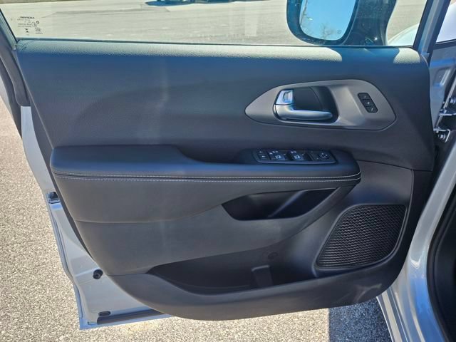 New 2026 Chrysler Pacifica Select FWD image 10