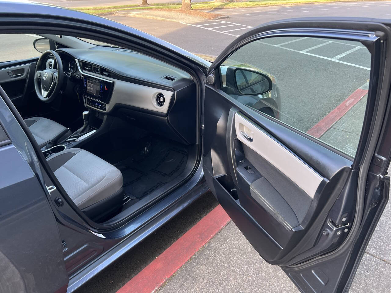 Used 2018 Toyota Corolla LE w/ LE Premium Package FWD image 9