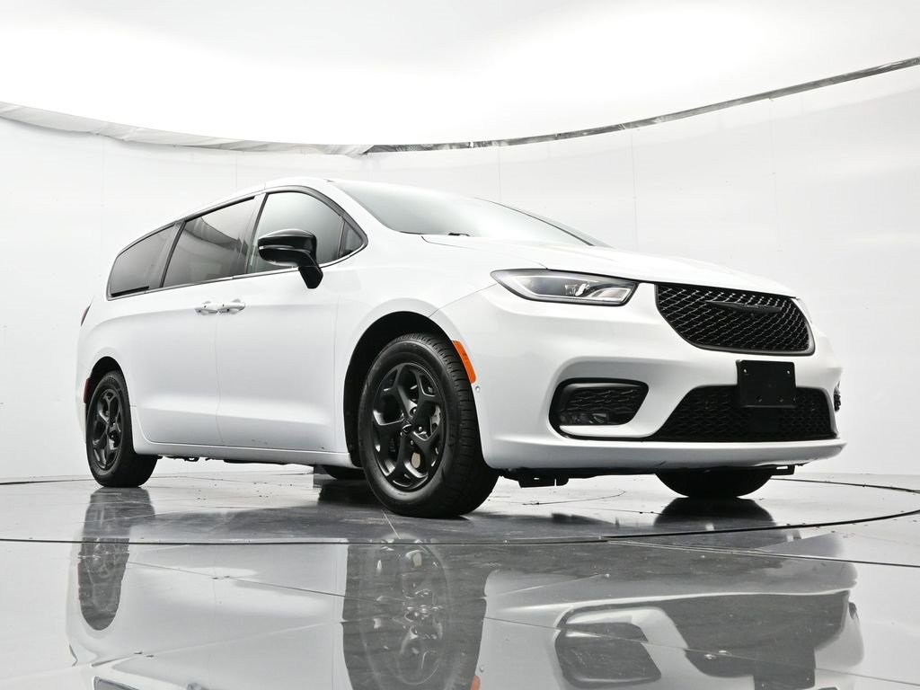 Used 2024 Chrysler Pacifica Select image 40