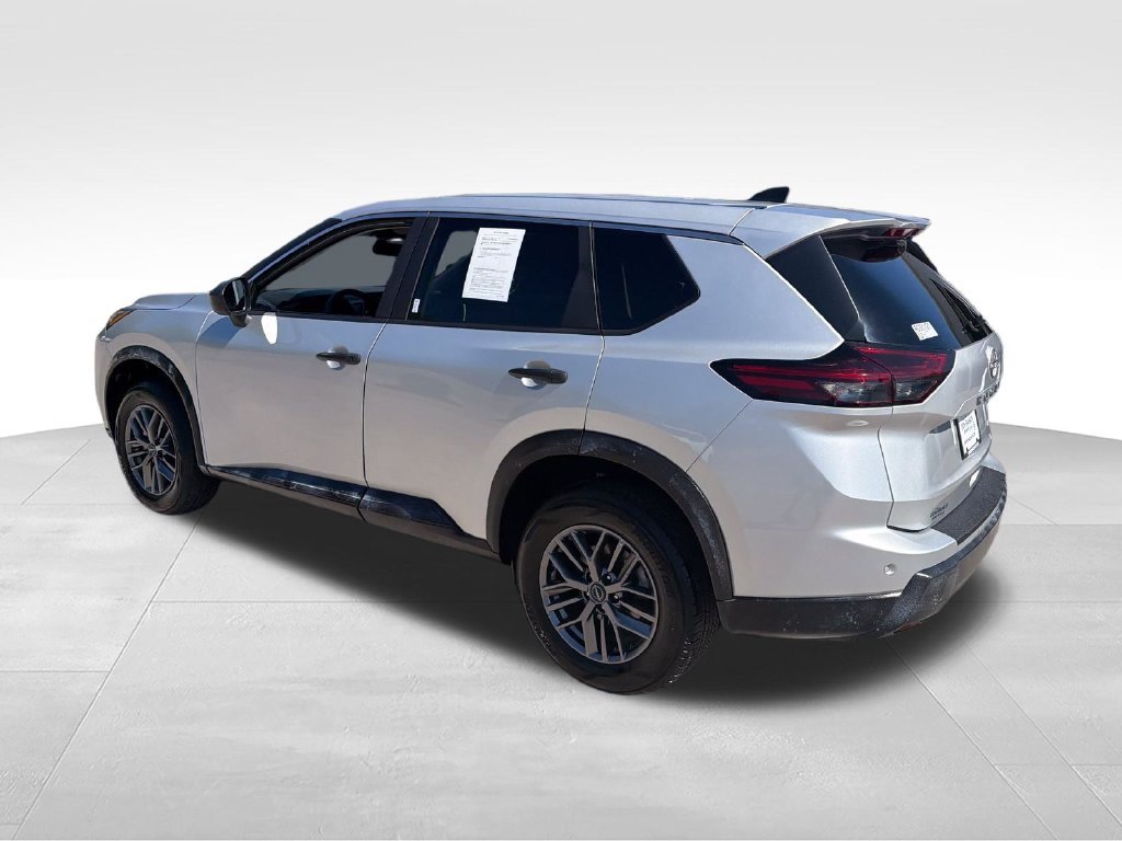 Used 2024 Nissan Rogue S AWD/4WD image 3