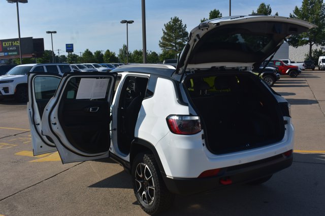 Used 2025 Jeep Compass Trailhawk AWD/4WD image 18