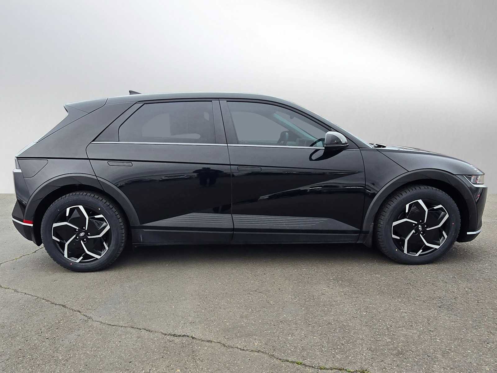 Used 2023 Hyundai Ioniq 5 SEL image 2