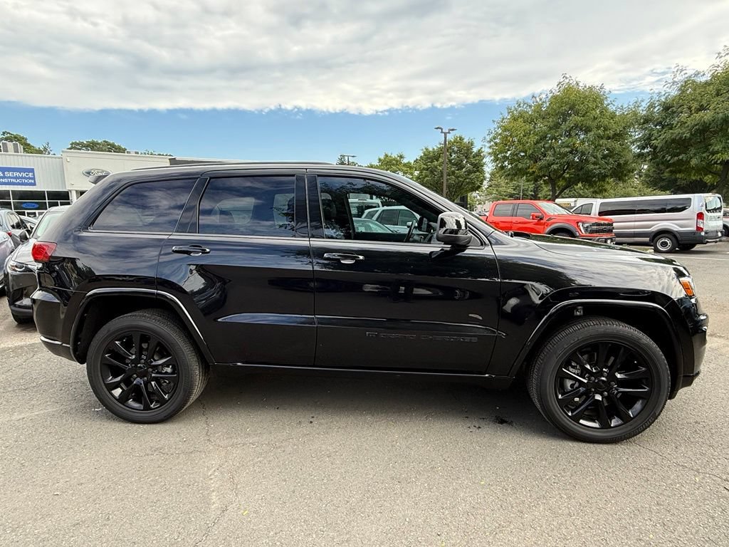 Used 2022 Jeep Grand Cherokee Laredo X AWD/4WD image 5