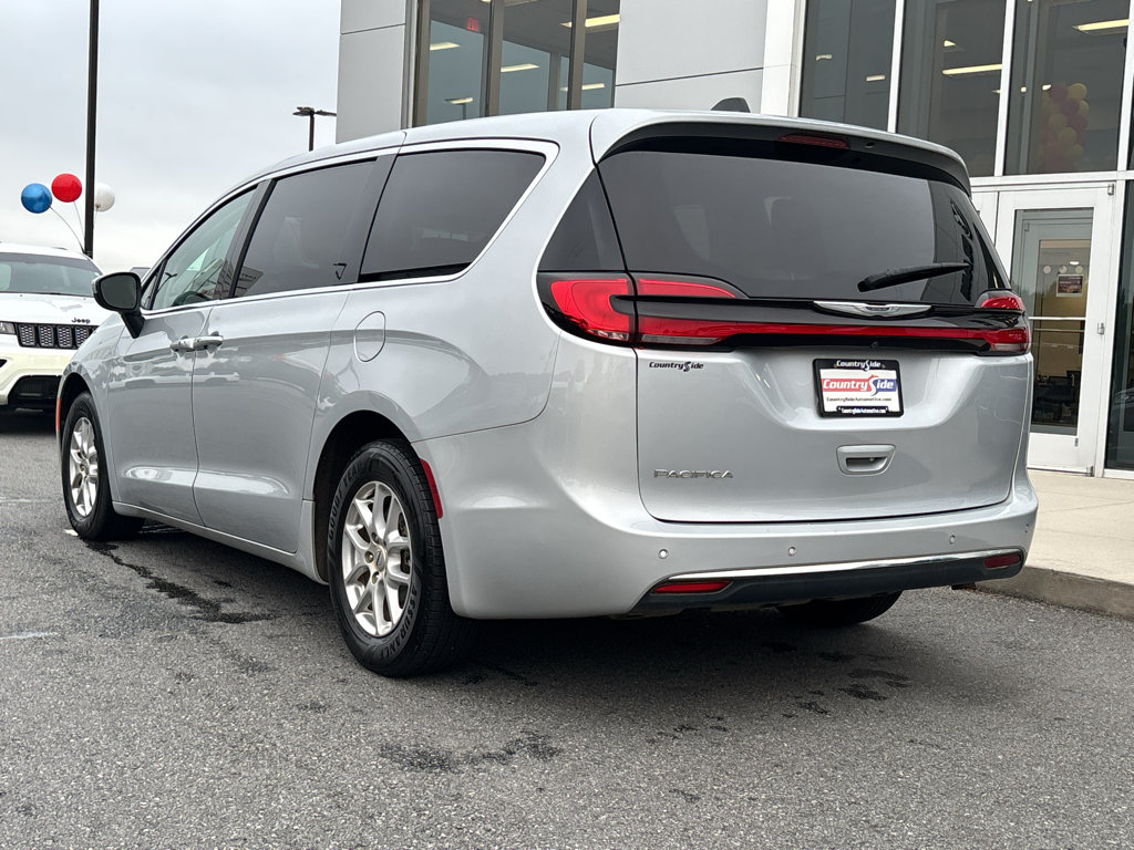 Used 2023 Chrysler Pacifica Touring-L FWD image 7