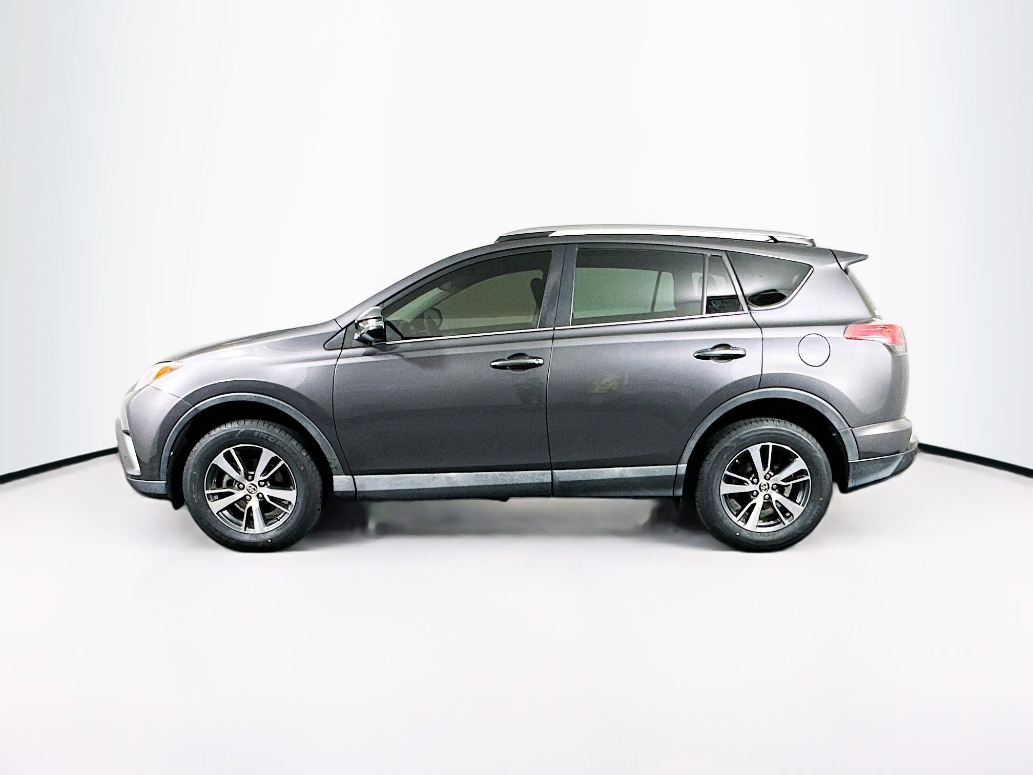 Used 2018 Toyota RAV4 XLE FWD image 4