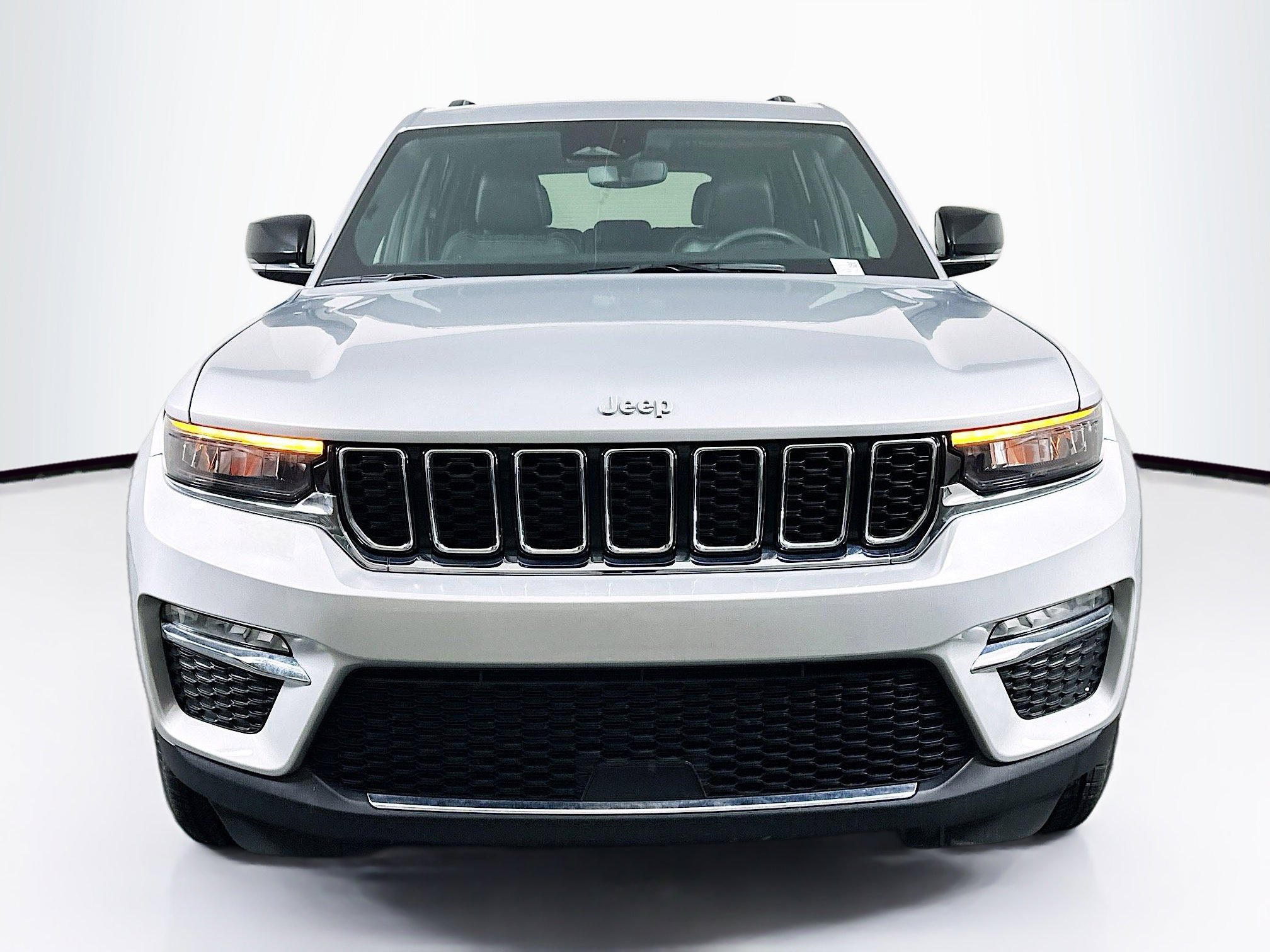 Used 2024 Jeep Grand Cherokee Limited image 2