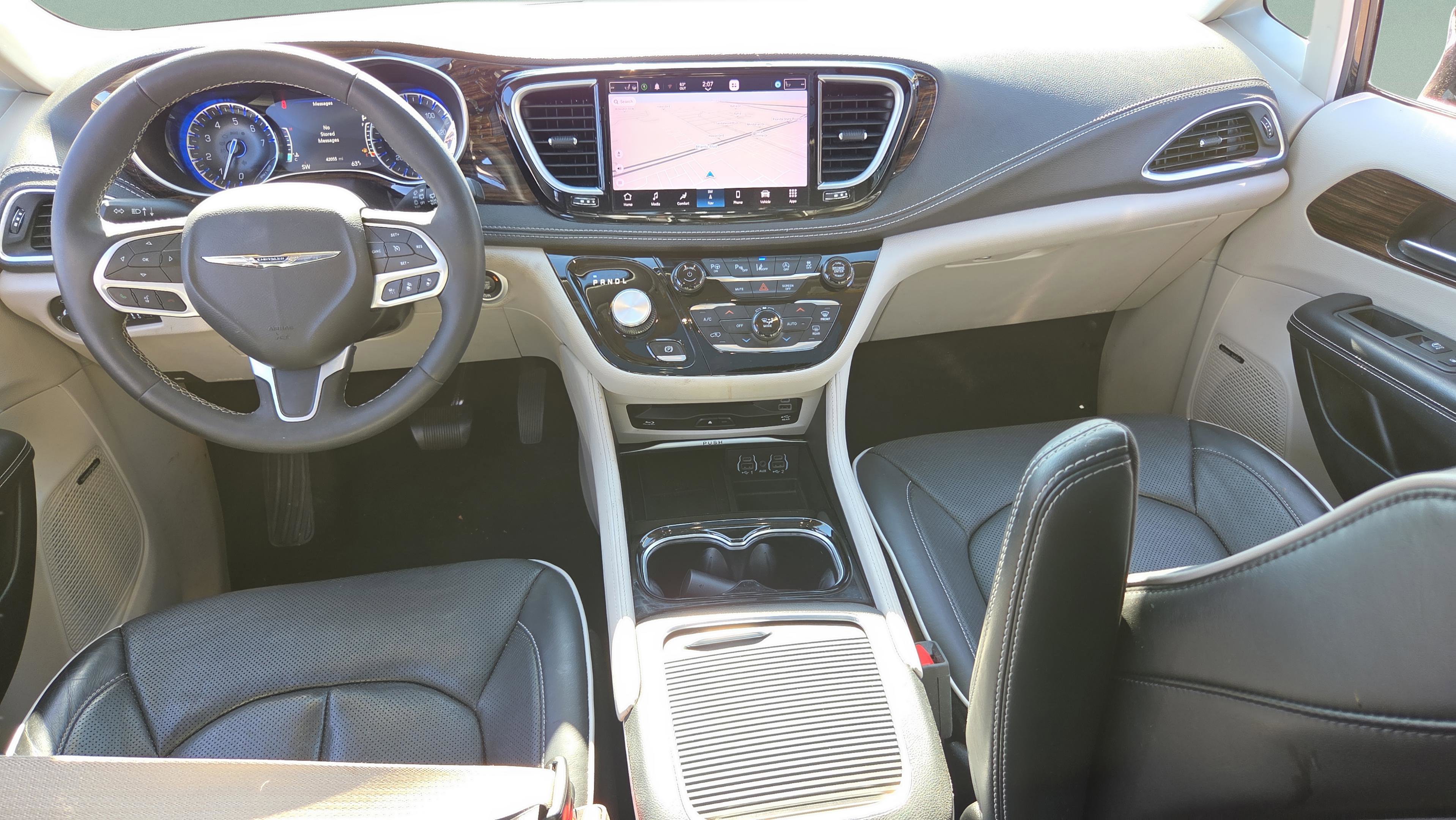 Used 2023 Chrysler Pacifica Limited w/ Uconnect Theater Family Group image 15