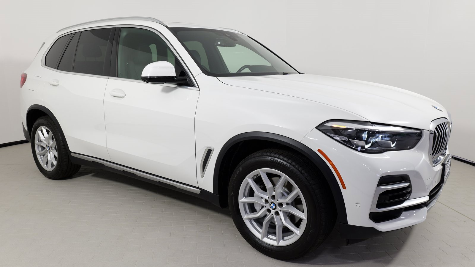 Used 2022 BMW X5 xDrive40i w/ Parking Assistance Package image 7