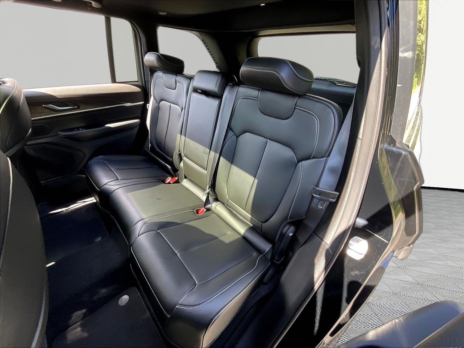 New 2027 Jeep Grand Cherokee Limited AWD/4WD image 17
