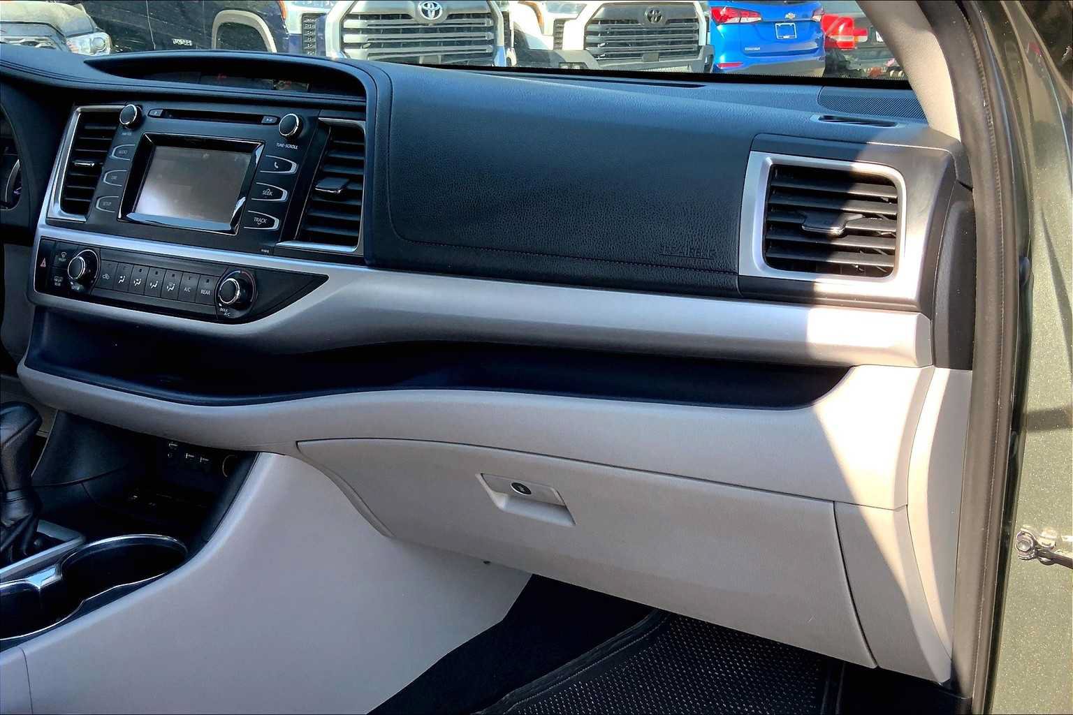 Used 2019 Toyota Highlander LE FWD image 17