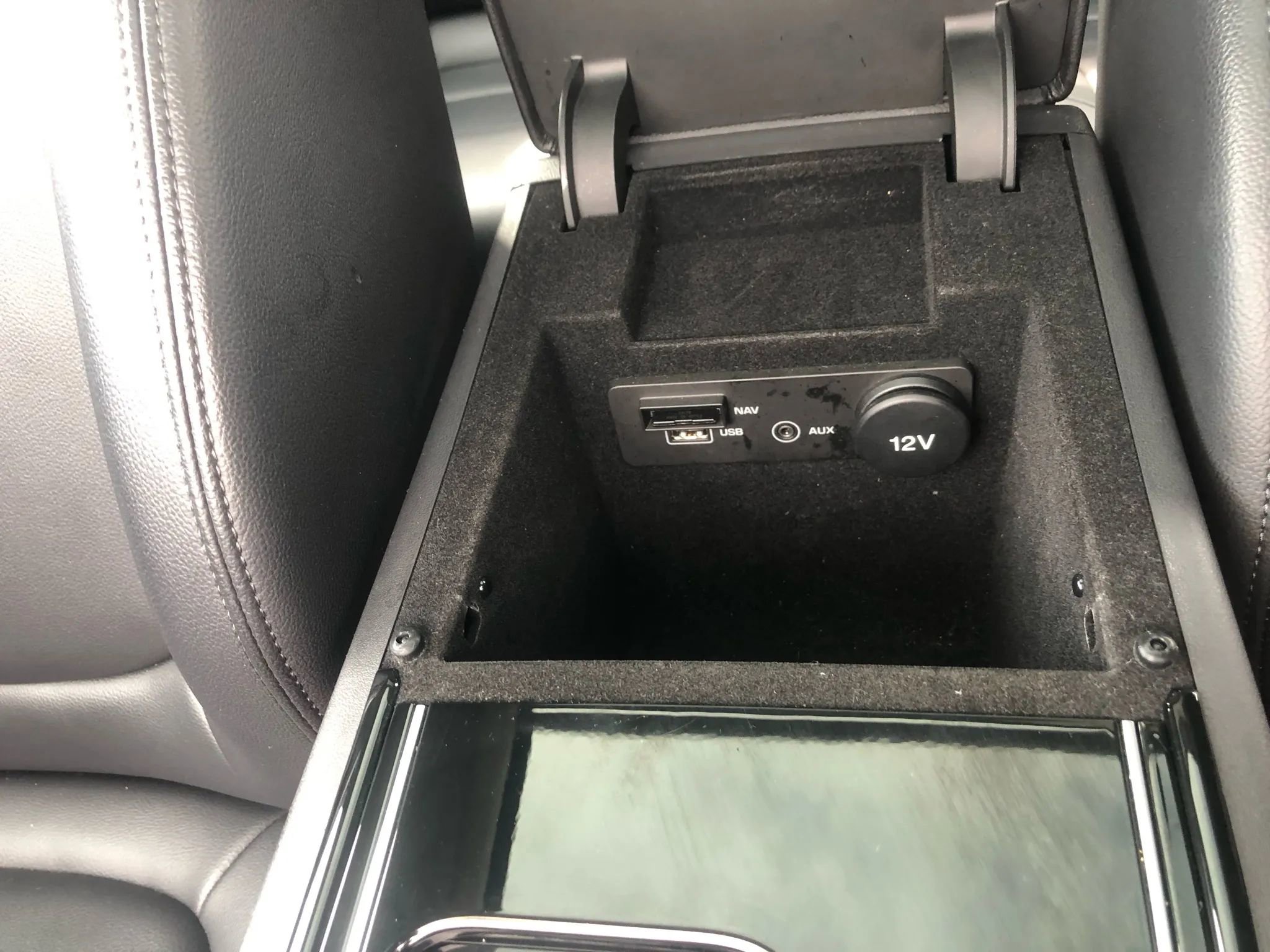 Used 2018 Jaguar XE Premium RWD image 18
