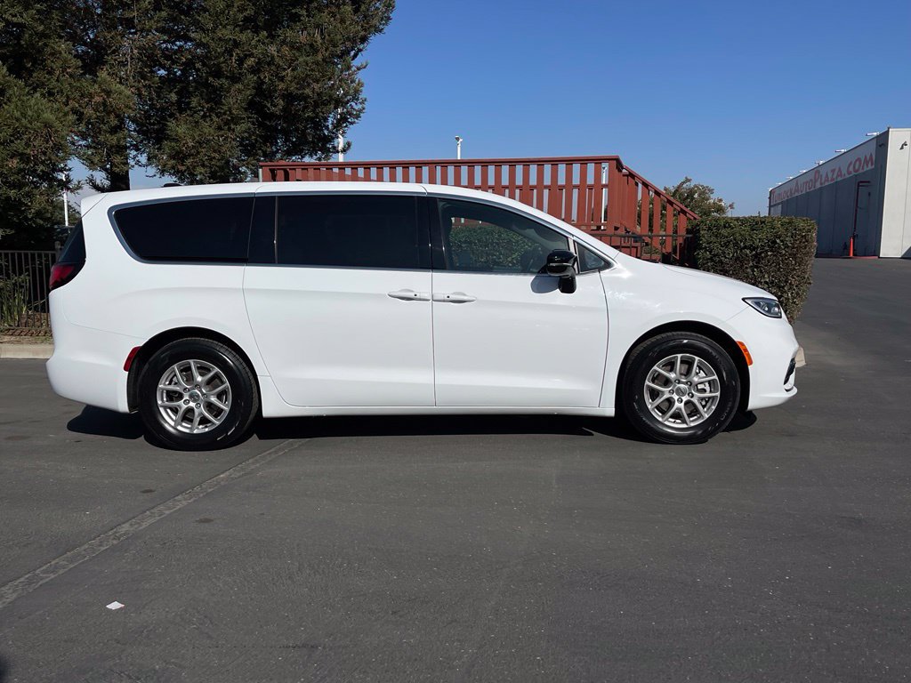 Used 2025 Chrysler Pacifica Select FWD image 3