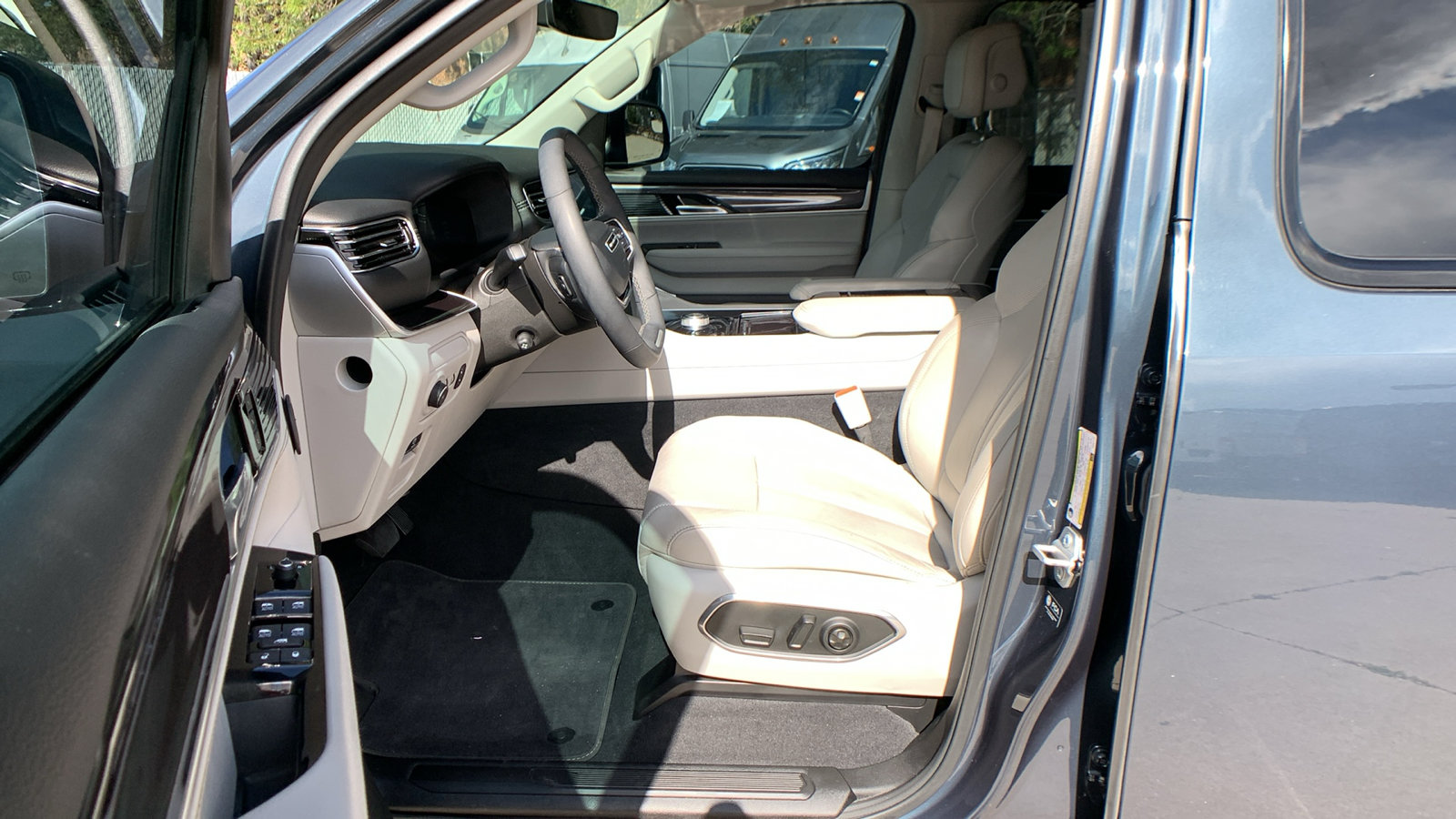 Used 2023 Jeep Wagoneer 4WD w/ Convenience Group I image 12