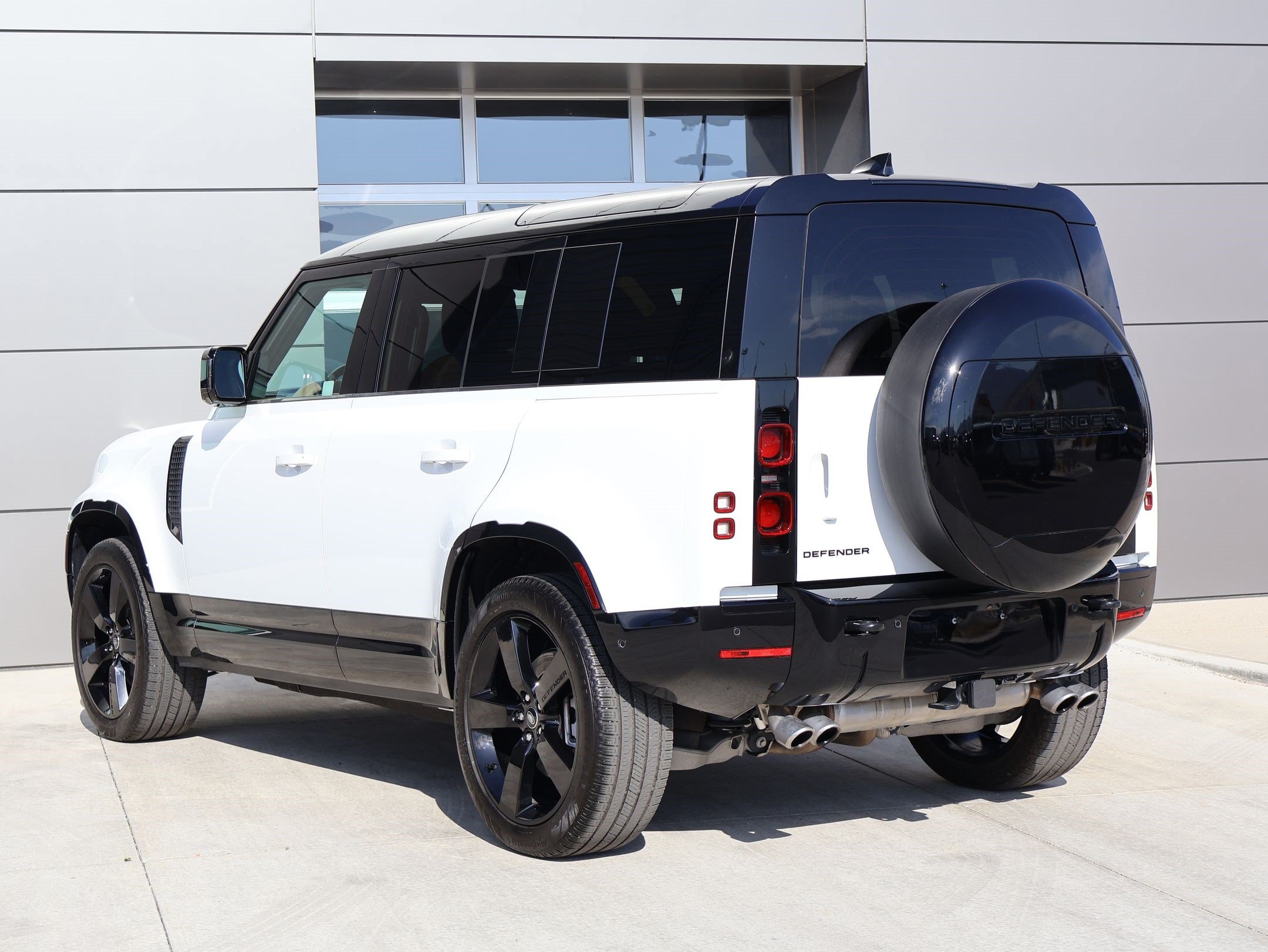 Certified 2025 Land Rover Defender 110 X-Dynamic SE AWD/4WD image 10