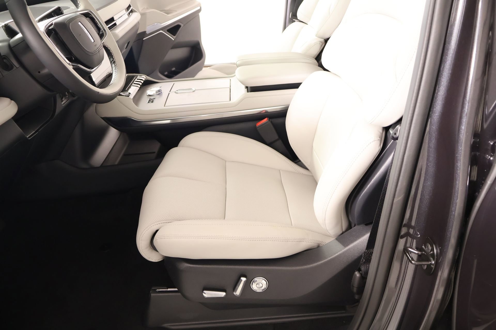 New 2026 Lincoln Navigator Reserve w/ Jet Appearance Package AWD/4WD image 12