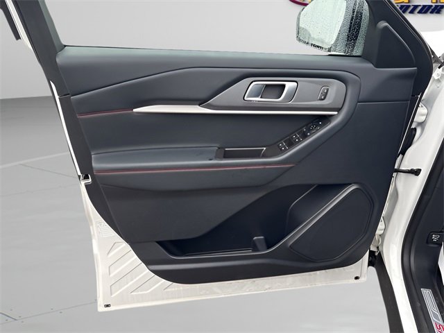 Used 2025 Ford Explorer ST-Line w/ ST-Line Street Pack image 6