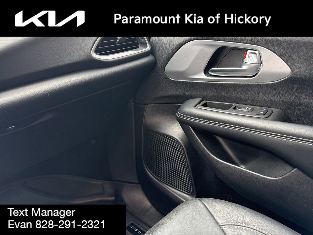 Used 2020 Chrysler Pacifica Touring-L Plus image 32