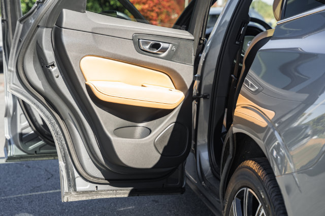 Used 2018 Volvo XC60 T5 Inscription w/ Luxury Seat Package AWD/4WD image 36