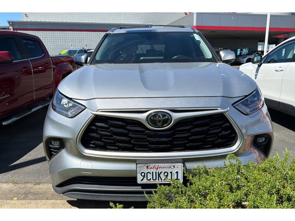 Used 2020 Toyota Highlander XLE image 3