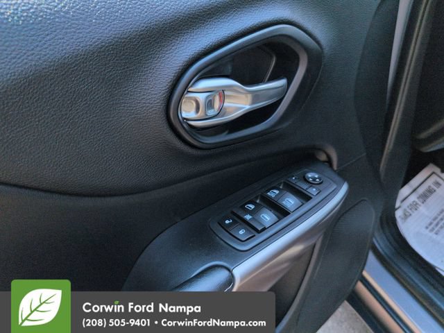 Used 2020 Jeep Cherokee Latitude Plus w/ Cold Weather Group AWD/4WD image 11