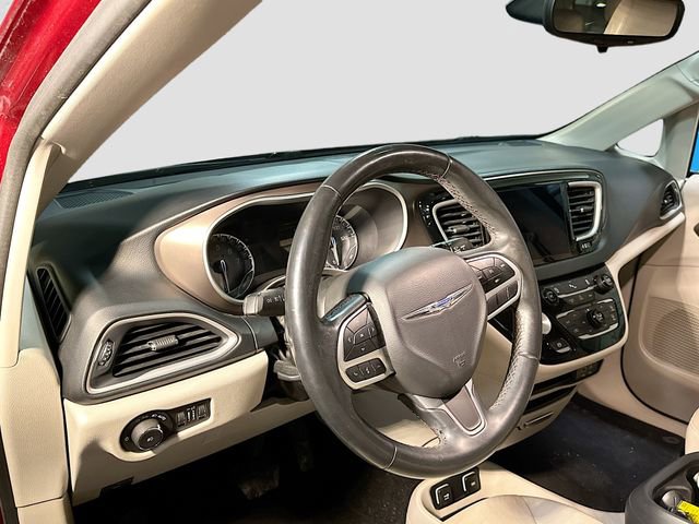 Used 2017 Chrysler Pacifica Touring-L image 10