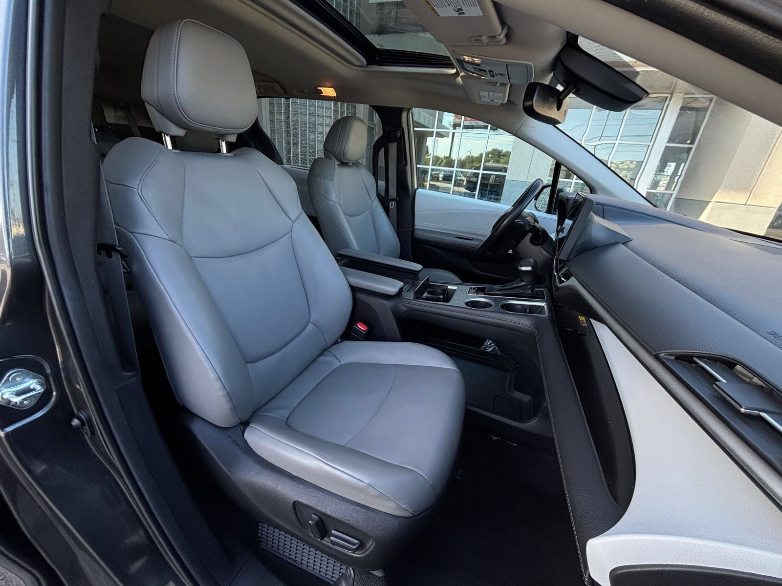Used 2025 Toyota Sienna XLE FWD image 39