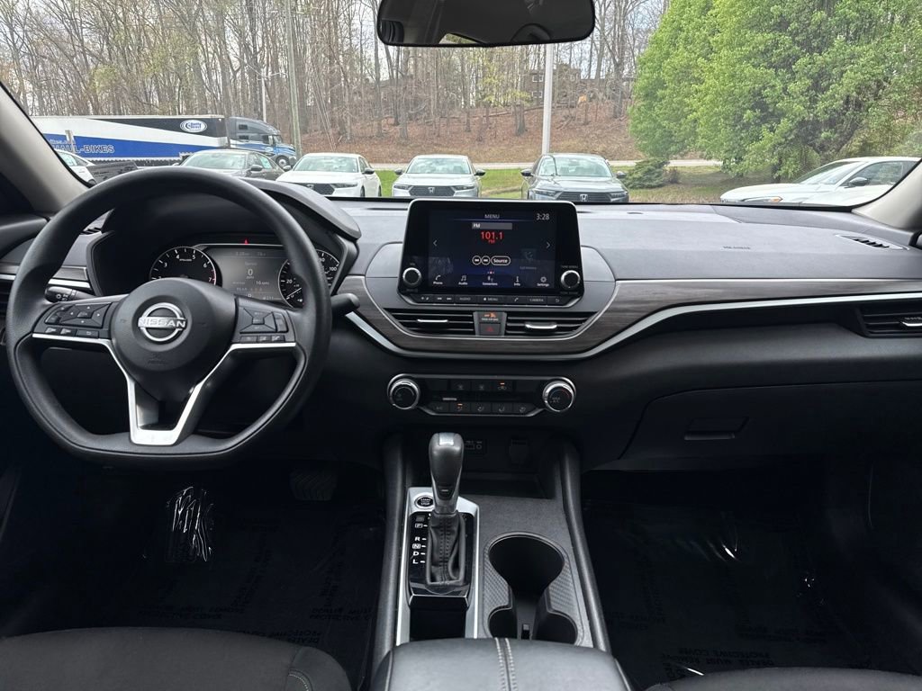 Used 2025 Nissan Altima 2.5 SV image 23