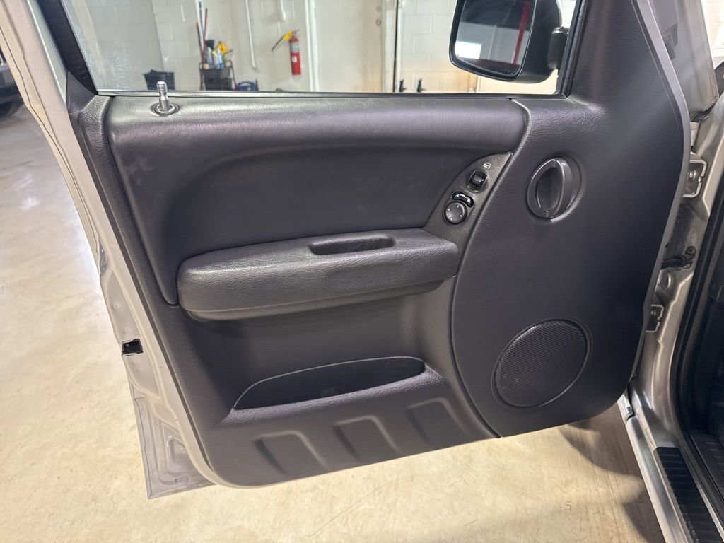 Used 2003 Jeep Liberty Sport image 2