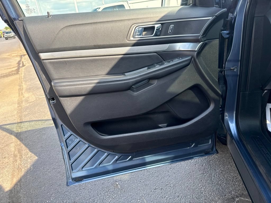 Used 2019 Ford Explorer XLT w/ Equipment Group 202A AWD/4WD image 13