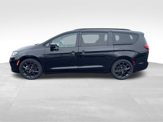 Used 2025 Chrysler Pacifica Limited image 2