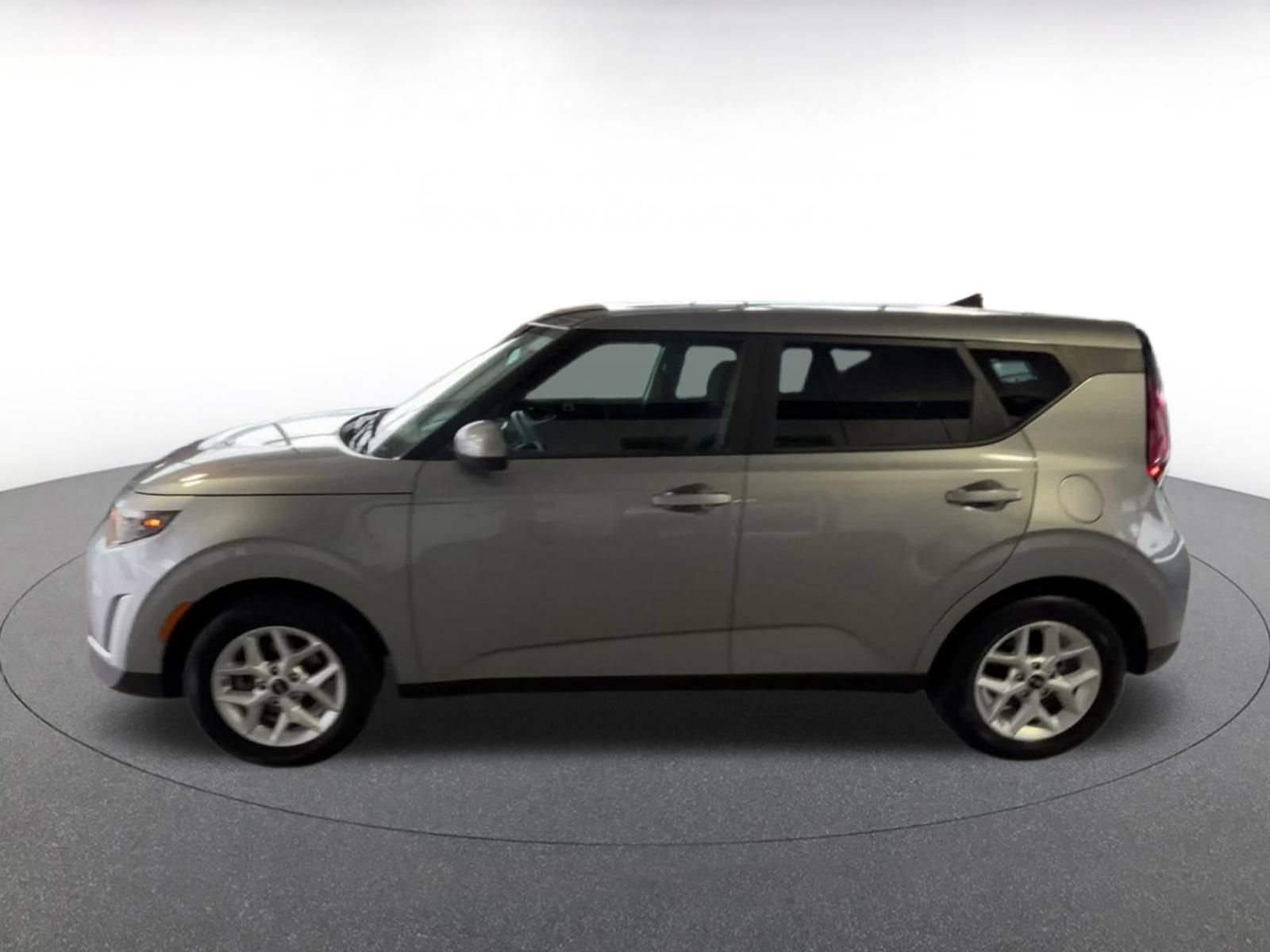 Used 2025 Kia Soul LX w/ LX Technology Package FWD image 7